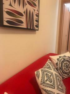 塔维拉Cabanas Apartment的一张带两个枕头的床和墙上的绘画