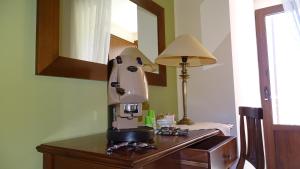 基亚拉蒙泰-古尔菲CATANIA - Historic B&B Apartments Home的桌子上的一个咖啡壶