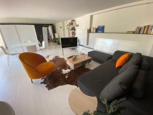 Grez-DoiceauLeen & Bruno's NamaStay的客厅配有沙发和桌子
