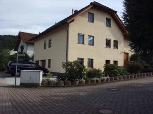 Kindsbach山景客房旅馆的前面有停车位的房子