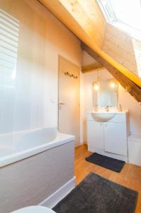 Ouffières农场酒店的浴室配有白色浴缸和水槽