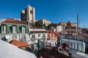 里斯本Light Green Apartments - Downtown Lisbon的从大楼的阳台上可欣赏到城市景观