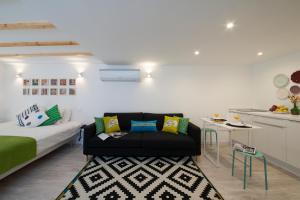 里斯本Light Green Apartments - Downtown Lisbon的客厅配有沙发和桌子