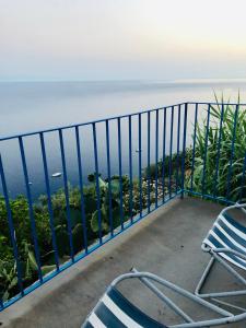 菲利库迪岛Villa Vista Mare a Filicudi的海景阳台。
