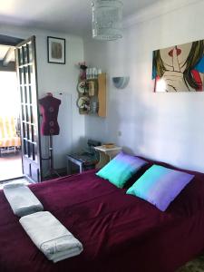 圣特罗佩Chambre Privée dans Villa Provençale的一间卧室配有一张带紫色床单的大床