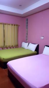 尖竹汶สุขกมลรับอรุณแฝด2ห้อง的紫绿色客房内的两张床
