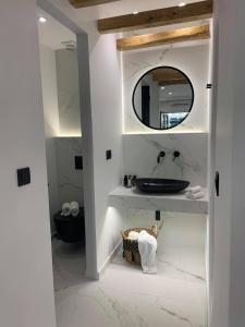 纳克索乔拉帕拉迪亚酒店的一间带水槽和镜子的浴室