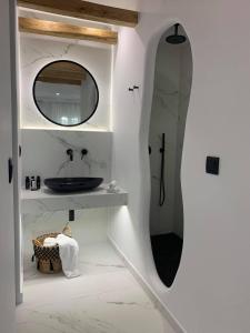 纳克索乔拉帕拉迪亚酒店的一间带镜子和水槽的浴室