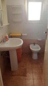 卡萨拉诺Pajara di Giovanni的一间带水槽和卫生间的浴室