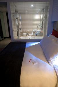 阿布扎比亚斯岛皇冠假日酒店的一间卧室设有一张大床和大窗户