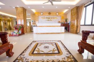 清化Khách sạn Tú Phương - Hải Tiến的大堂地板上铺有地毯