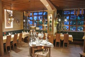 魏贝尔斯布伦Spessart-Lodge的用餐室设有桌椅和窗户。