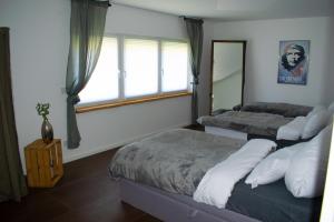 杜塞尔多夫unique flat的一间卧室设有两张床、镜子和窗户