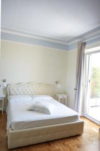 卡布拉斯阿克西尼阿尔伯格迪福索酒店的卧室配有白色的床和窗户。