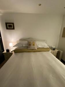 巴尔内特Cockfosters executive Mews的卧室配有一张带两个枕头的大白色床