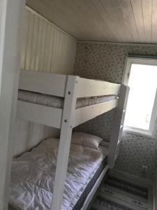 Sankt AnnaHavsutsikt i Sankt Anna的配有窗户的小客房内的一张白色双层床