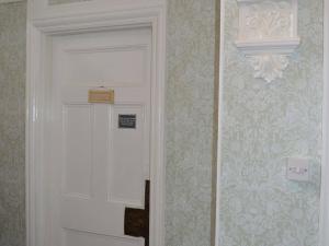 雷德鲁斯Owl House的墙上的白色门