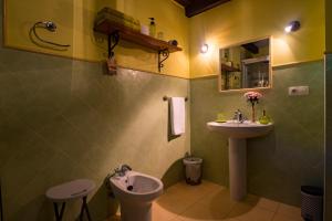 圭梅斯Posada Camino del Norte的一间带水槽和卫生间的浴室