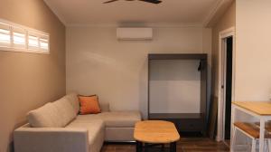GorokanLa Nest Private Studio的带沙发和吊扇的客厅