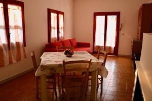 马奥莱Il rifugio di Elena的客厅配有桌子和红色沙发