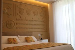 卡塞塔Il Cavaliere Bed and Breakfast的一间卧室配有一张带床头板的床和窗户