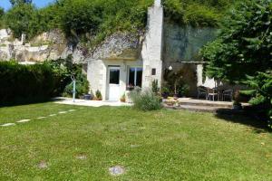 LunayCaves du coteau 1的一座带绿色庭院的小石头房子