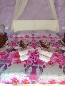 卡麦奥雷B&B Villa la Bouganville的两个女人睡在床上,床上花朵