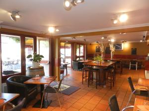 塞尔河畔阿尔帕容省级之家酒店的一间在房间内配有桌椅的餐厅