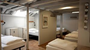 里斯本Goodmorning Solo Traveller Hostel的带两张床和镜子的客房