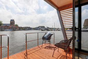 赫劳Luxe Houseboat Skoft的船上甲板上配有两把椅子