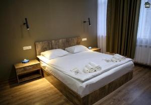 久姆里Guest House in Gyumri的一间卧室配有一张大床和毛巾