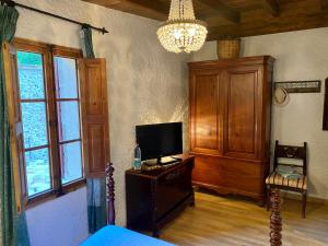 安德拉特斯Finca Ses Fontanelles的客厅配有电视、床和窗户。