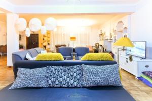 阿纳迪亚Guesthouse Gate5的客厅配有带枕头的蓝色沙发