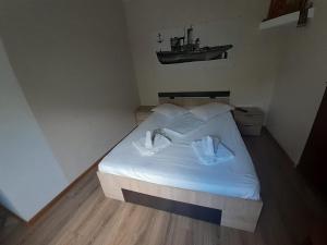 苏利纳Delta ca Odinioara的一间卧室配有一张带两个白色枕头的床