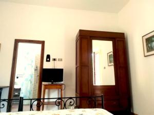 Pieve a MaianoAgriturismo La Collina Toscana的一间卧室配有一张床和一扇木门