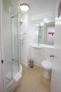 索利赫尔Redwings Lodge Solihull的带淋浴、卫生间和盥洗盆的浴室