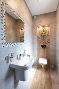 斯维诺乌伊希切Villa Balticum的一间带水槽和镜子的浴室