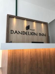 新邦波赖Dandelion Inn的墙上的蒲公英旅馆标志