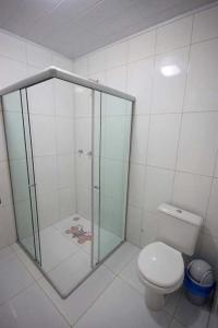 雅帕拉廷加Pousada Mama Pereira的浴室设有玻璃淋浴间和卫生间