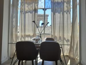 托莱多Mirador de Zocodover的窗户前的餐桌和椅子