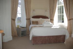 卡伦德Lubnaig Guest House的一间卧室设有一张床和一个大窗户