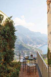 拉维罗Caruso, A Belmond Hotel, Amalfi Coast的美景阳台配有桌椅