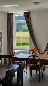 诺瓦沃什Old School Villa的一间带桌子和窗户的用餐室
