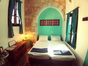 纳布卢斯Turquoise的一间卧室设有一张床和绿色的墙壁