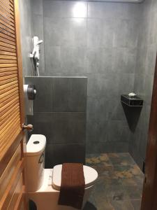 佛丕Bosston Hotel的一间带卫生间和瓷砖墙的浴室