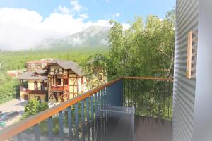 斯塔利斯莫克维克ORBIT TATRY Apartments, Starý Smokovec, Vysoké Tatry的山景阳台。