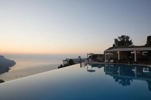 拉维罗Caruso, A Belmond Hotel, Amalfi Coast的享有水景的游泳池