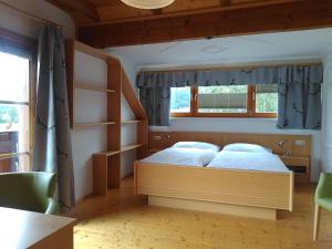巴德米滕多夫k&k Residenz的一间卧室设有一张床和一个书架