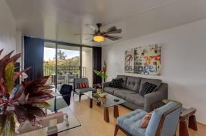 希洛Mauna Loa Shores #405 condo的带沙发和吊扇的客厅