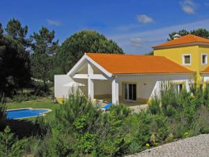 Quinta do CondeQuinta do Peru I的黄色和白色的房子,设有游泳池